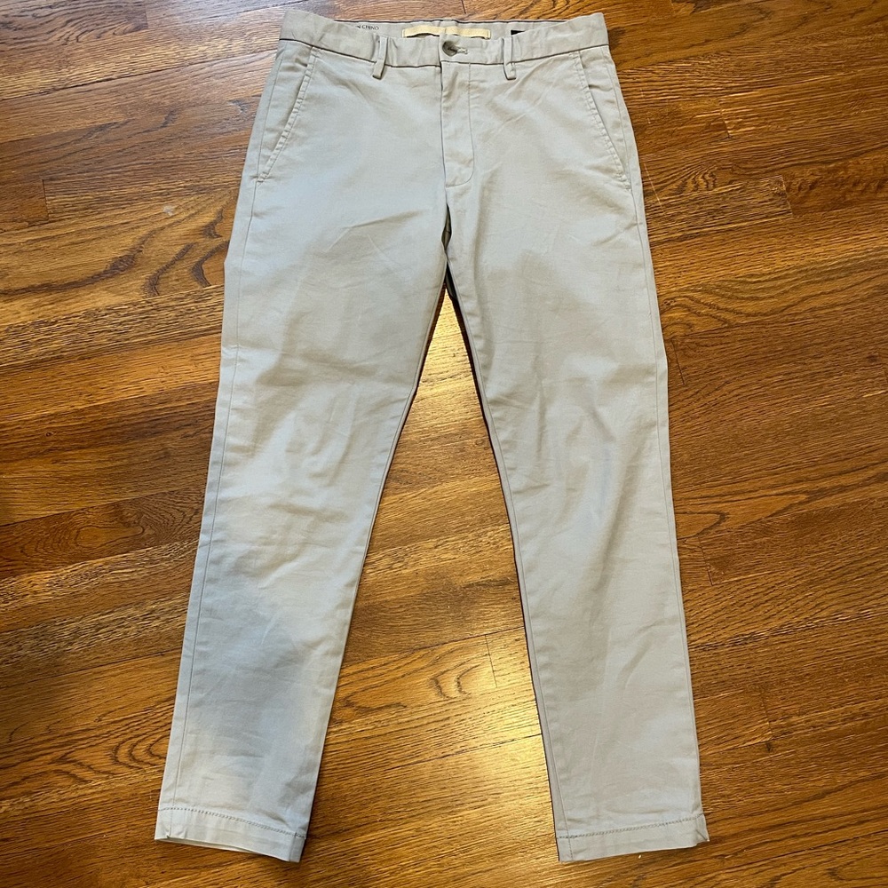 Perfect Banana Republic men’s light gray chinos